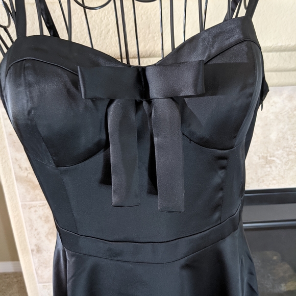 Classic satin look, spaghetti strap party dress. Estimated to be size: L - Picture 2 of 9